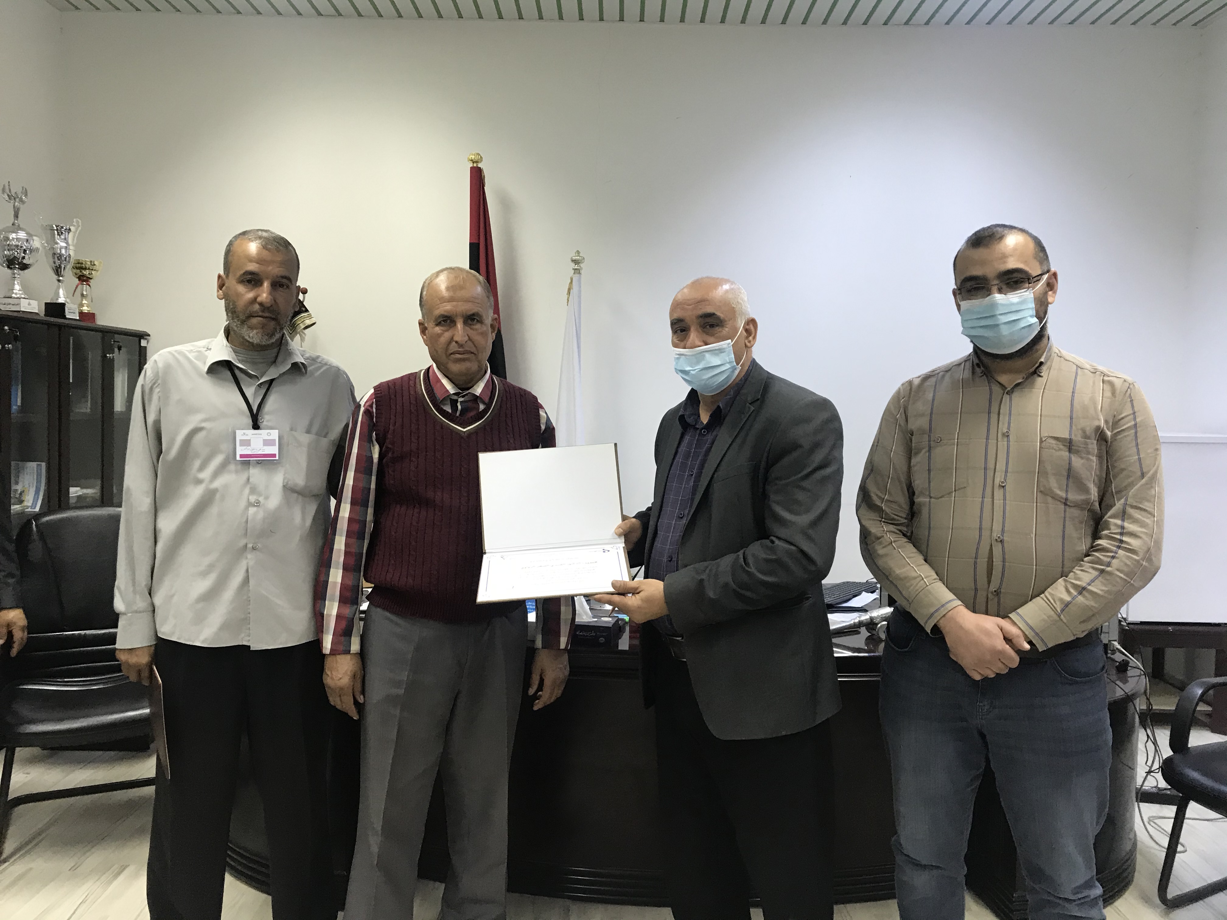 تكريم كلية الهندسة اللجنة الفرعية المشرفة على امتحانات اتمام مرحلة التعليم الثانوي