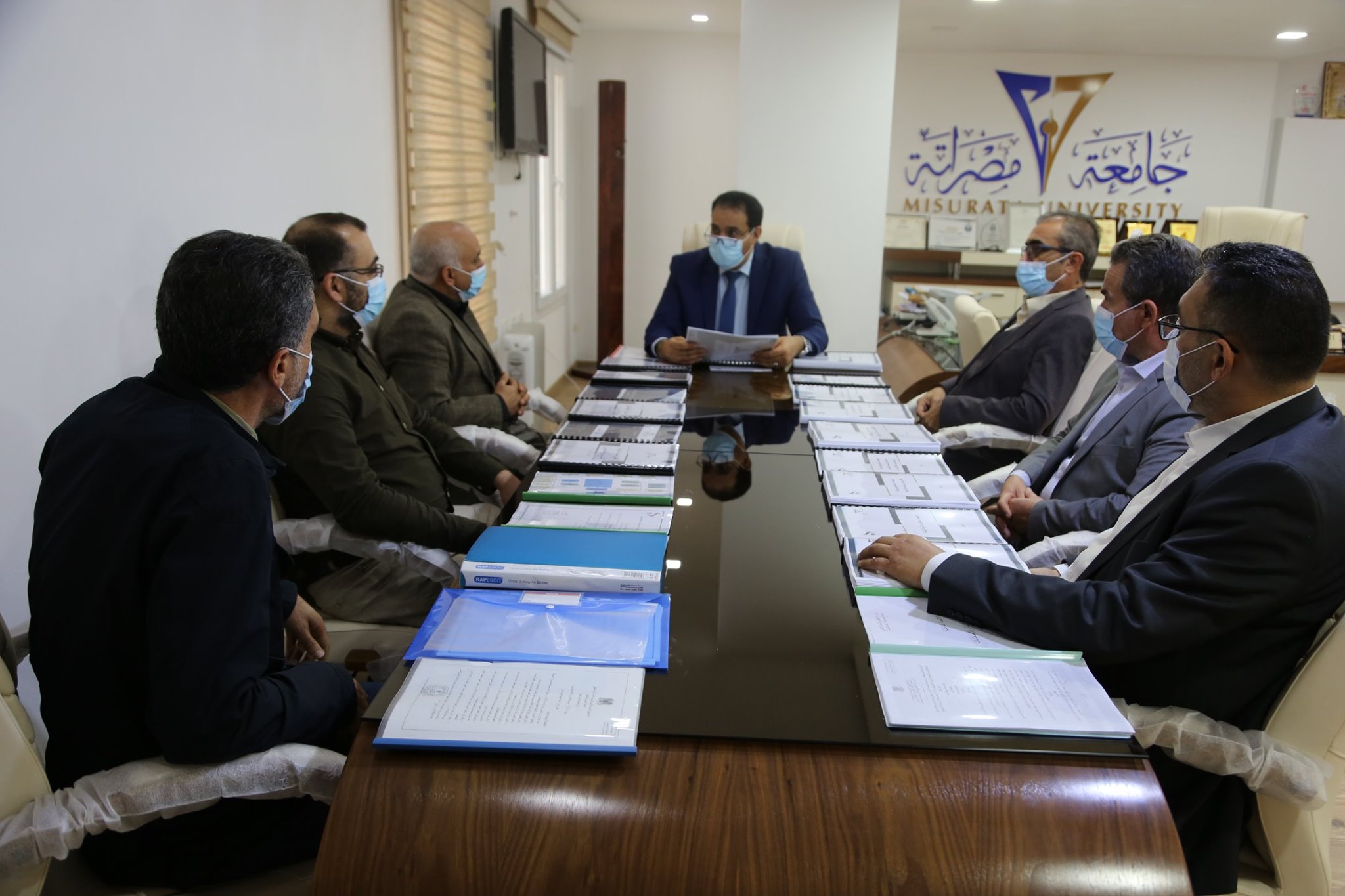 كلية الهندسة تُقدِّم ملفات الجودة الخاصة بها للسيد رئيس الجامعة